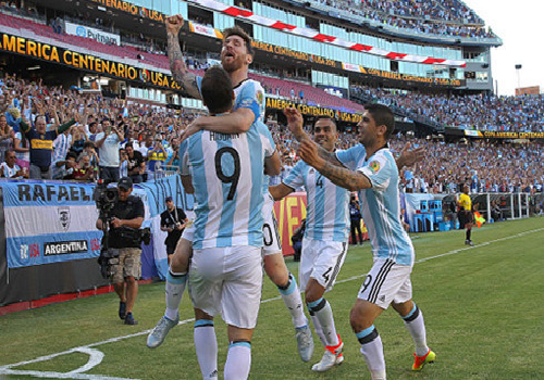 Messi cân bằng kỉ lục của huyền thoại Batistuta