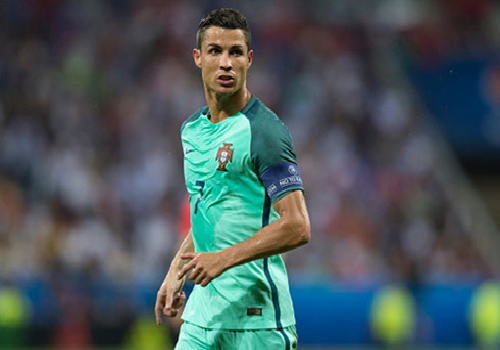 Ronaldo lập kỷ lục trong ngày Bồ Đào Nha vào chung kết EURO 2016