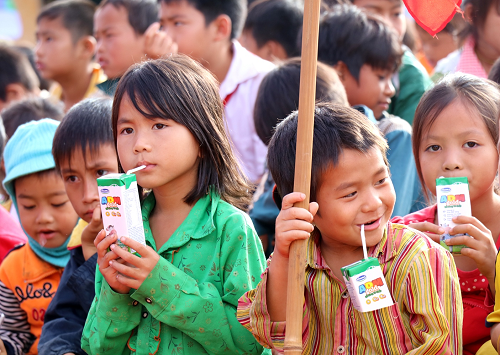 Vinamilk tiên phong mang chương trình sữa học đường đến với trẻ em Đắk Nông