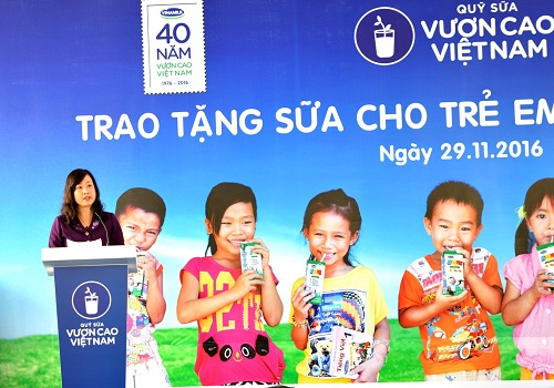 Vinamilk tặng gần 130.000 ly sữa cho trẻ em tại Vĩnh Long