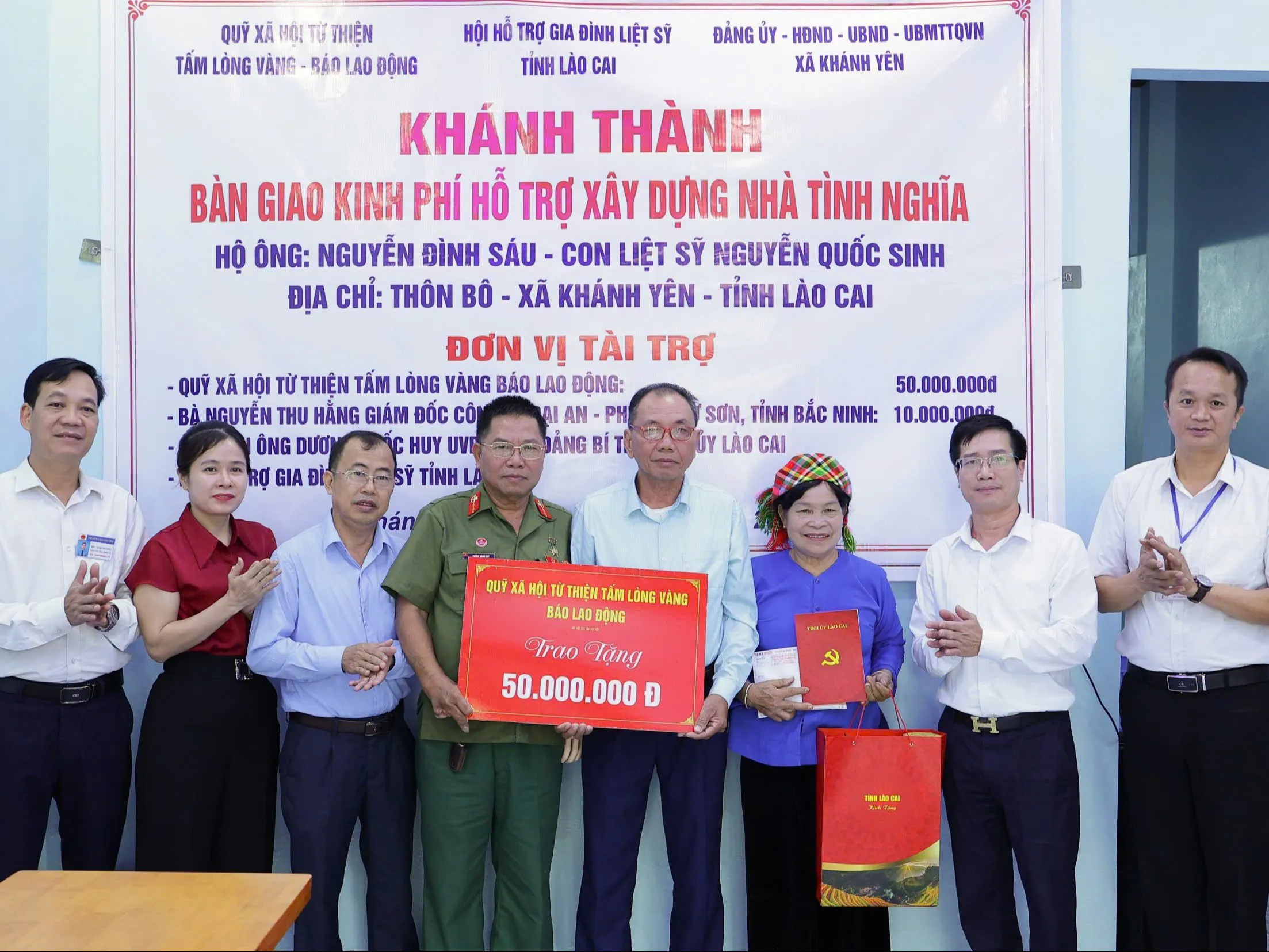 Bàn giao kinh phí hỗ trợ làm nhà tình nghĩa cho gia đình thân nhân liệt sĩ ở xã Khánh Yên, tỉnh Lào Cai