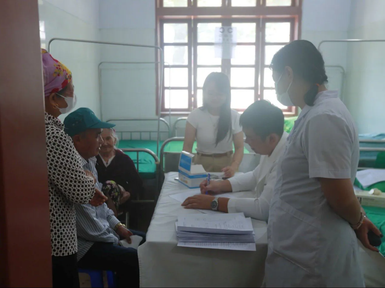 Bệnh viện đa khoa khu vực Vân Hồ - cơ sở Thảo Nguyên Khám sức khỏe định kỳ miễn phí cho người có công và người khuyết tật