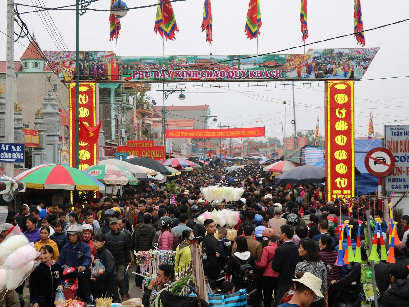 Chợ Viềng 2026: Phiên chợ họp duy nhất trong đêm nay, với niềm tin “mua may, bán rủi”