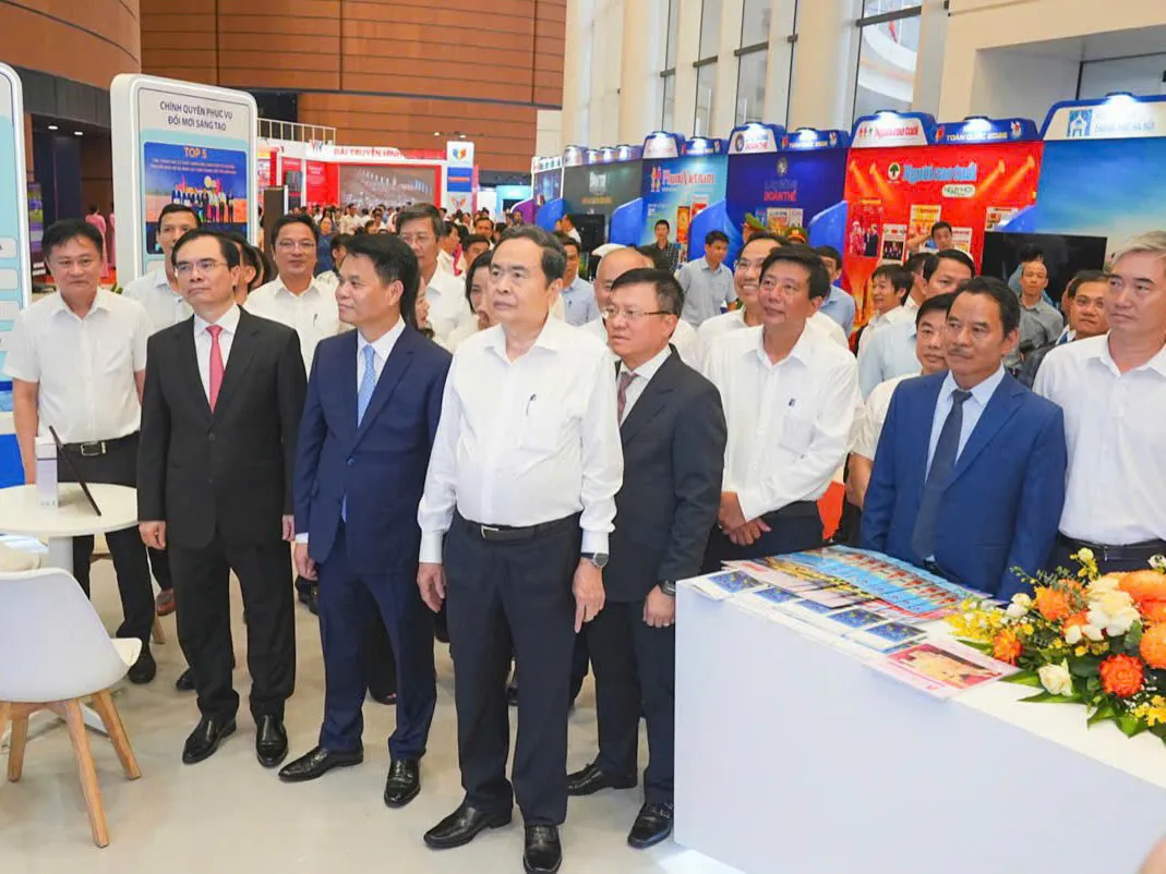 Chủ tịch Quốc hội tham quan triển lãm tại Hội Báo toàn quốc 