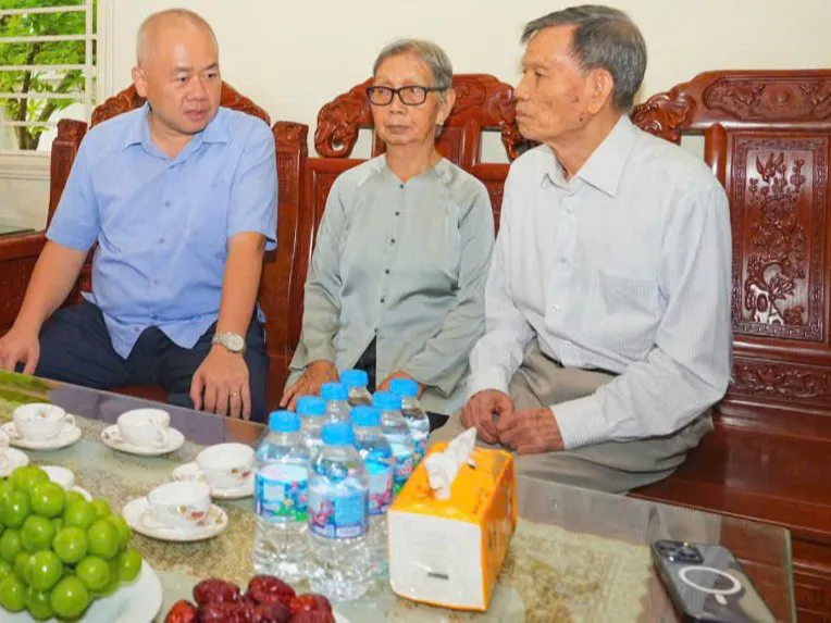 Chủ tịch UBND TP.Hải Phòng thăm, tặng quà gia đình chính sách, người có công