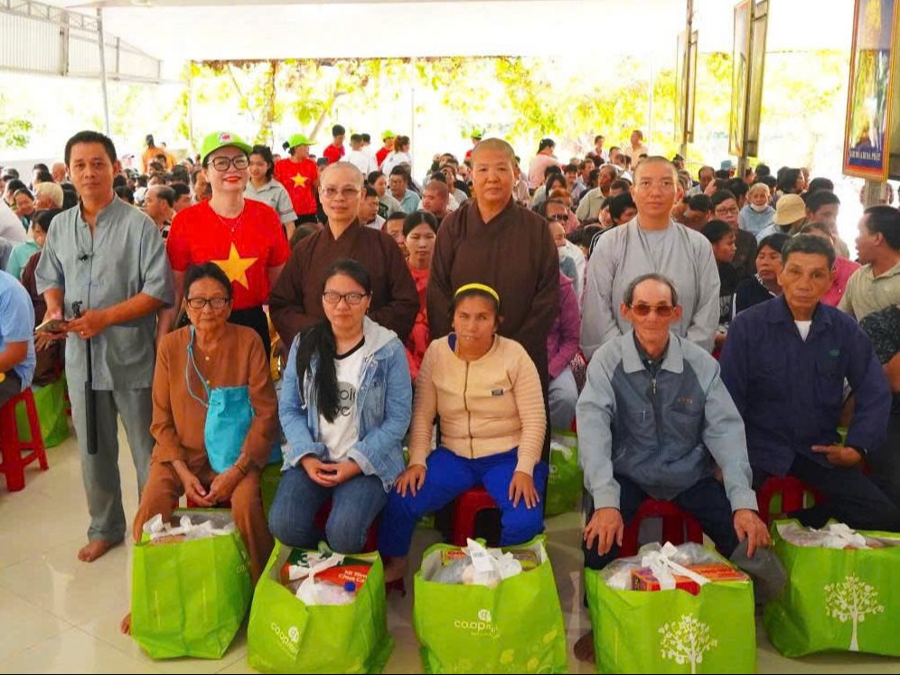 Chùa Bảo Quang kết nối mạnh thường quân hỗ trợ người khuyết tật và người dân vùng lũ Khánh Hòa