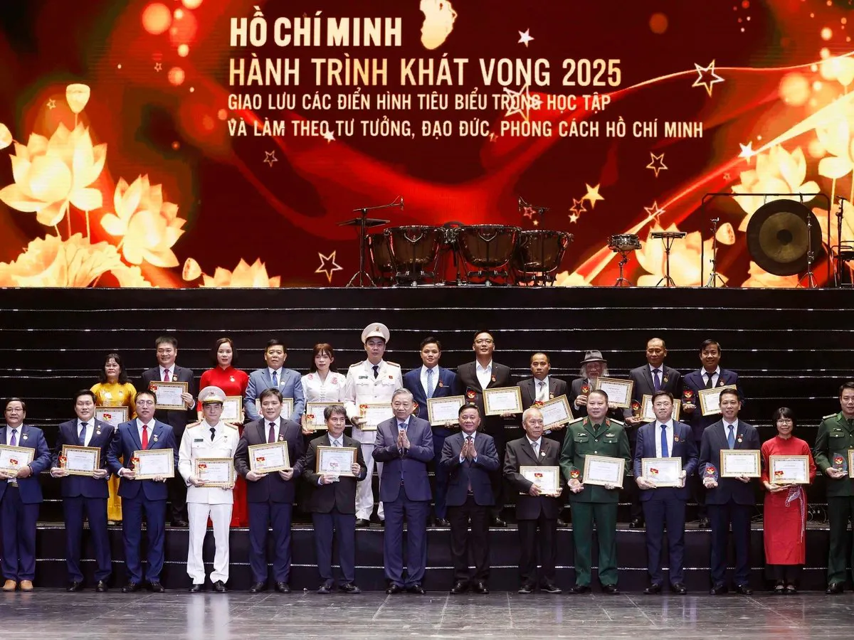 Chuyển biến từ học tập và làm theo sang thực hành tư tưởng, đạo đức, phong cách Hồ Chí Minh - Yêu cầu khách quan trong kỷ nguyên mới