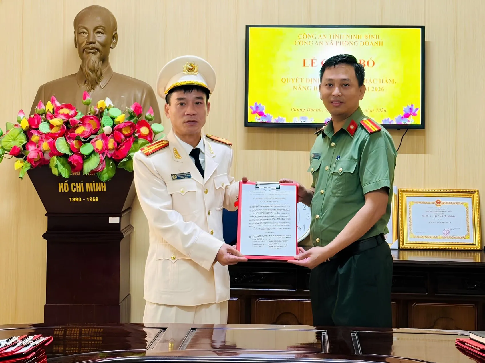 Công an xã Phong Doanh công bố quyết định thăng cấp bậc hàm, nâng bậc lương năm 2026