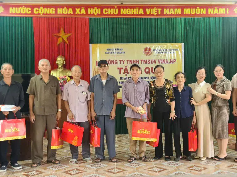 Công ty TNHH Thương mại và Dịch vụ ViNA tri ân các gia đình chính sách dịp 27/7