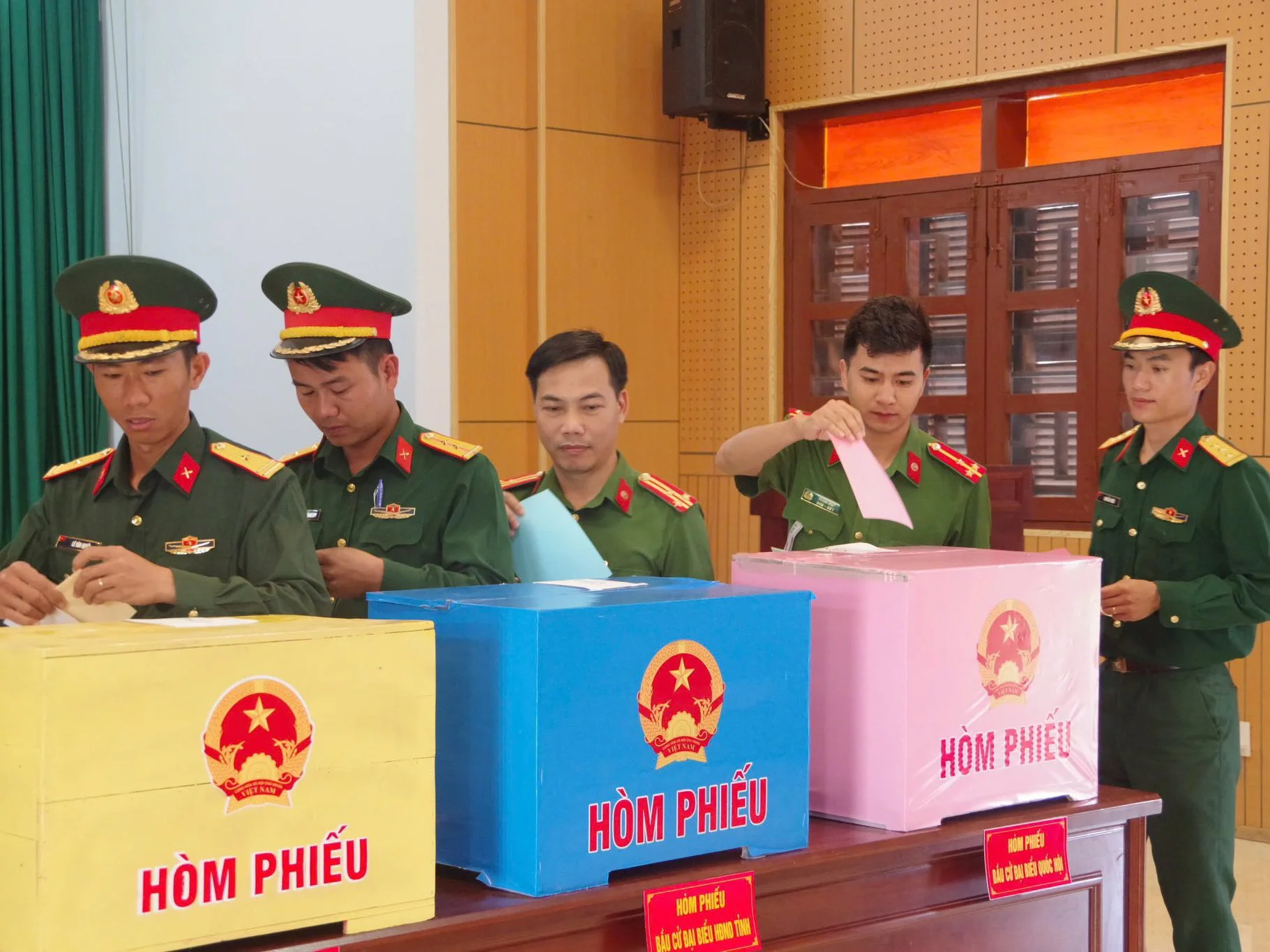 Cử tri Công an phường An Khê (Gia Lai) nêu cao tinh thần trách nhiệm trong Ngày hội non sông