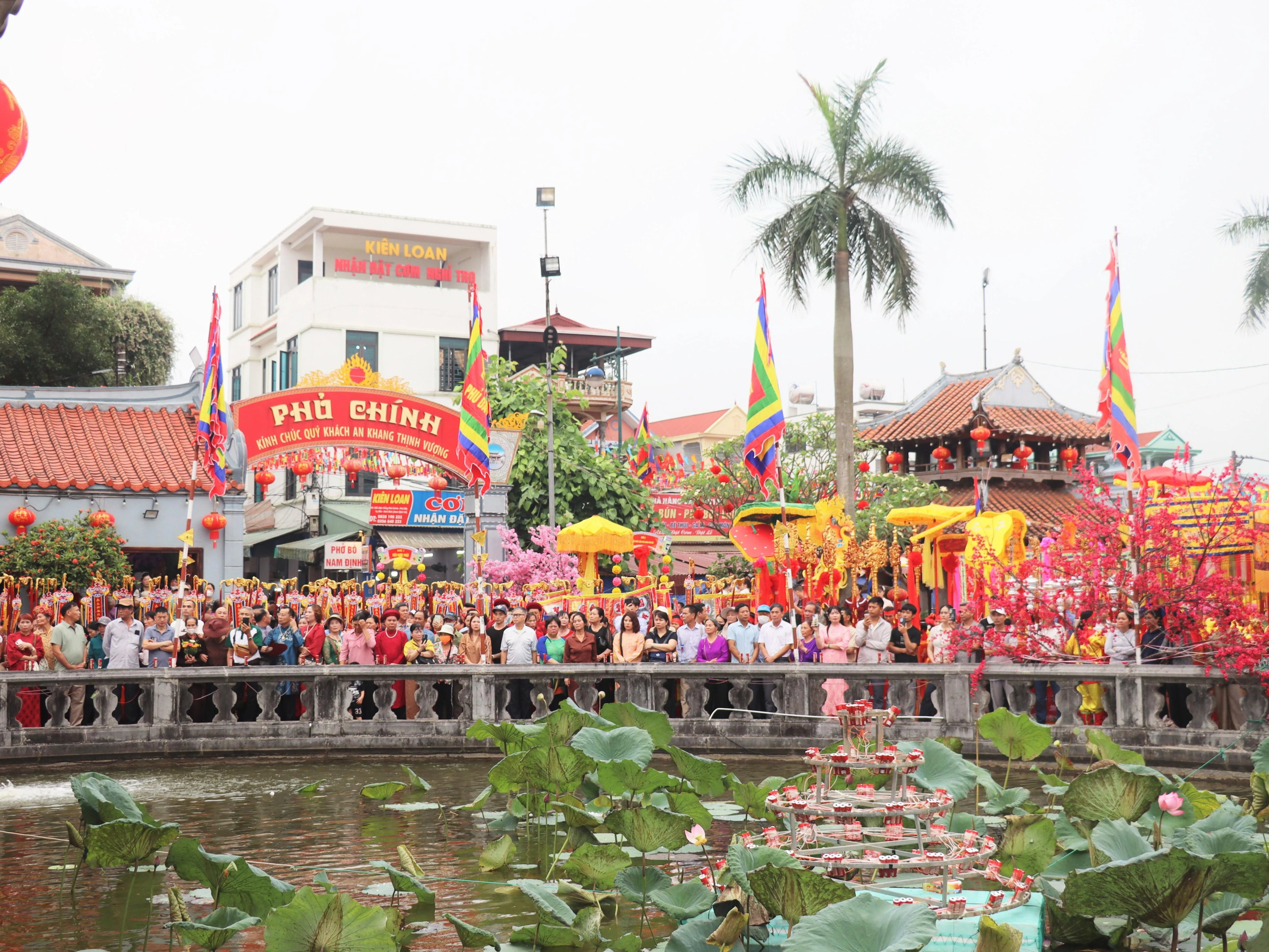 Đặc sắc nghi lễ rước Mẫu thỉnh kinh tại Lễ hội Phủ Dầy 