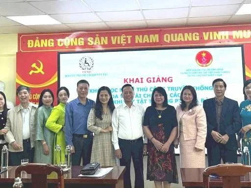 Dạy nghề làm hoa vải cho học sinh khiếm thính