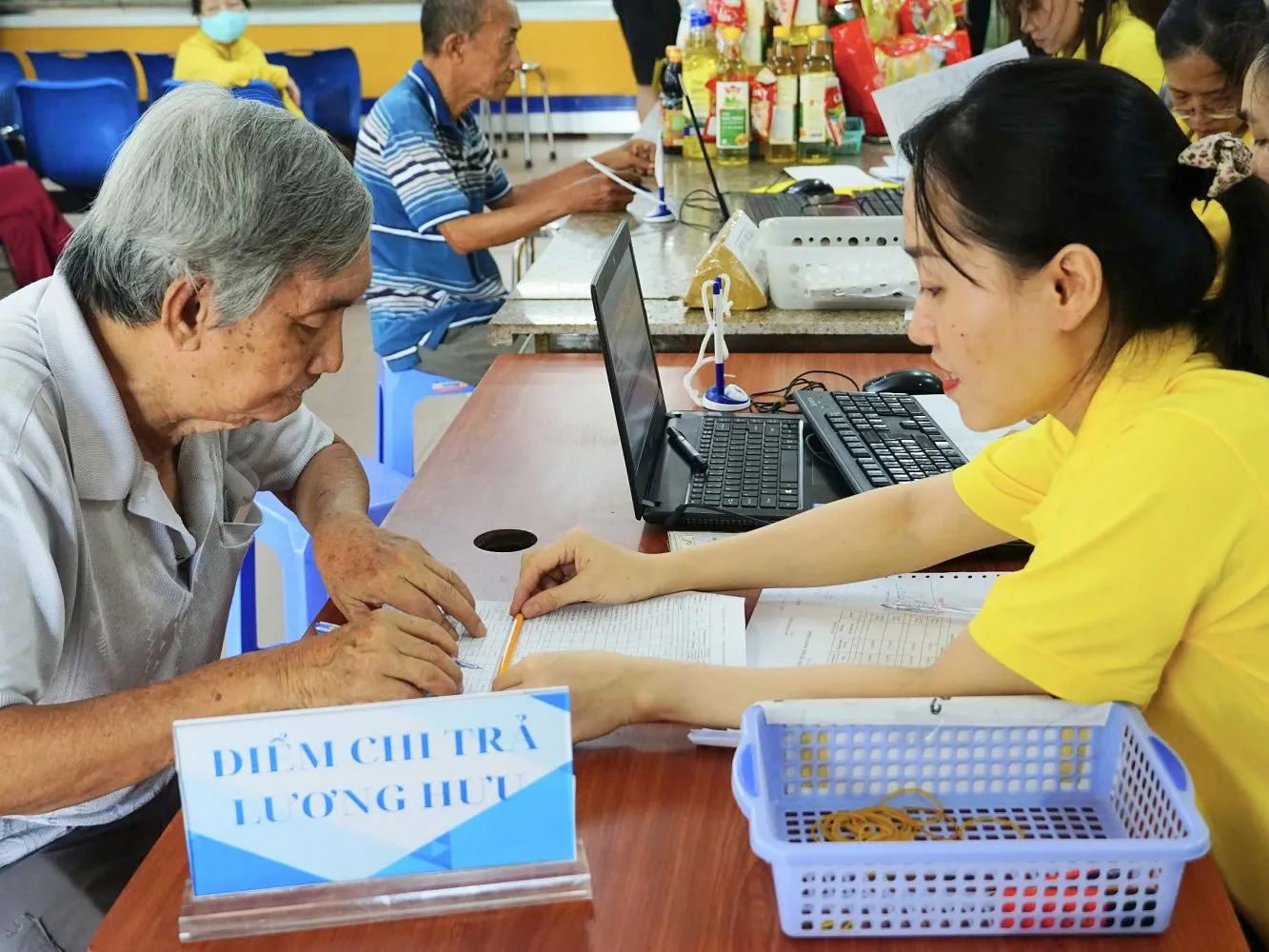Đẩy nhanh chi trả lương hưu và trợ cấp, bảo đảm quyền lợi cho người thụ hưởng