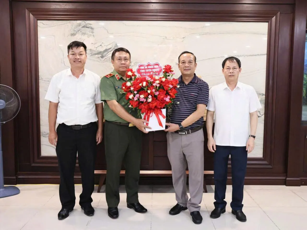 Giám đốc Công an tỉnh Tuyên Quang được trao tặng Kỷ niệm chương “Vì sự nghiệp Tòa án”