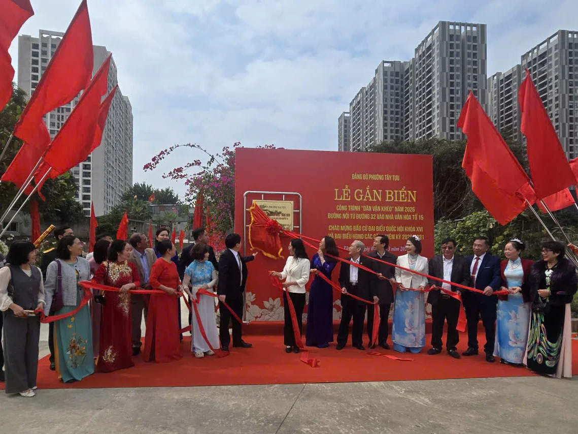 Hà Nội: Phường Tây Tựu gắn biển công trình “Dân vận khéo” chào mừng bầu cử