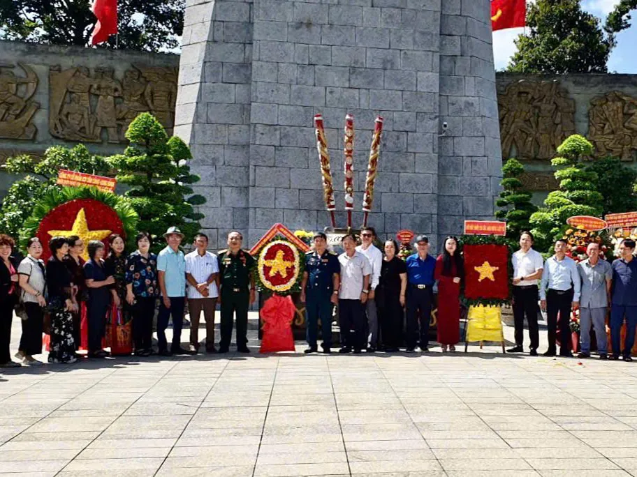 Hiệp hội VAIDE - VP thường trực HCM dâng hương và tưởng niệm các Anh hùng liệt sĩ nhân ngày 27/7