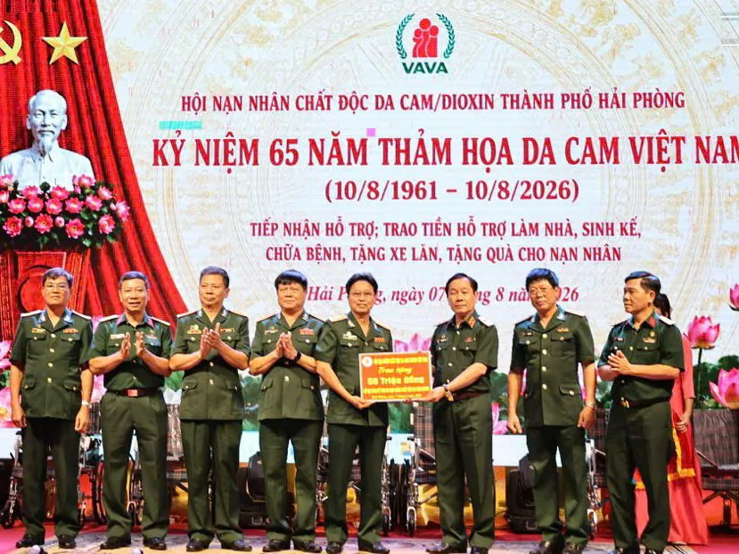 Trao kinh phí hỗ trợ nạn nhân chất độc da cam/dioxin