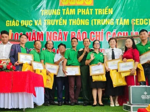 Họp mặt kỷ niệm 101 năm Ngày Báo chí Cách mạng Việt Nam: Trung tâm CEDC tặng quà cho học sinh và người cao tuổi