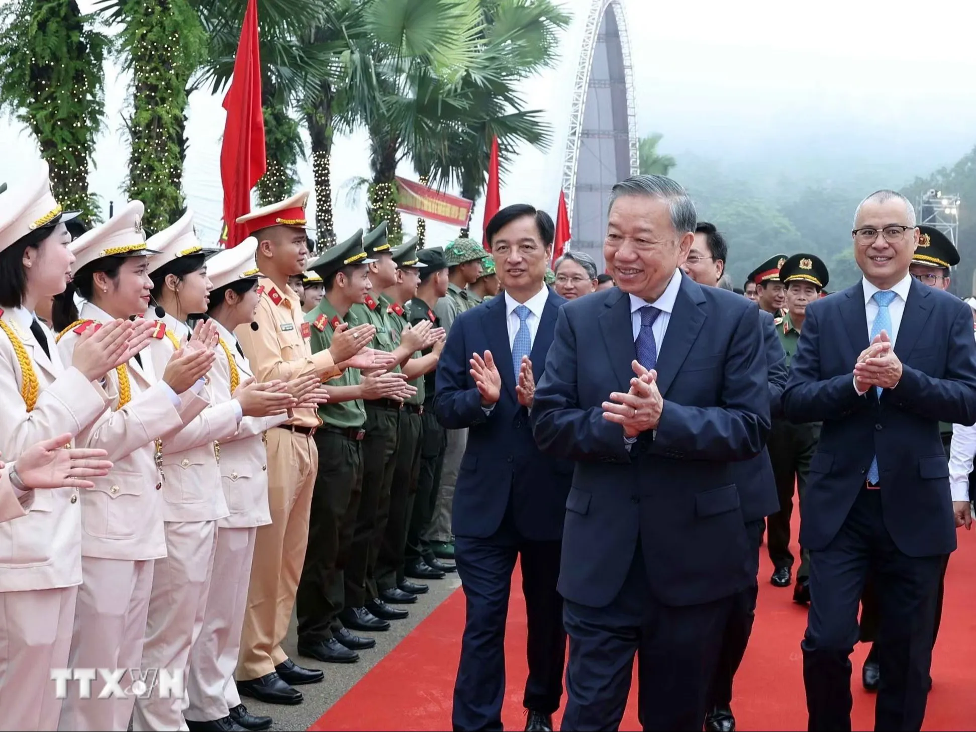 Khánh thành Tượng đài “Bác Hồ với ngày hội non sông” tại Đền Hùng