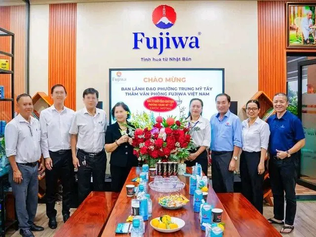 Lãnh đạo phường Trung Mỹ Tây thăm, chúc mừng Ngày Doanh nhân Việt Nam 13/10