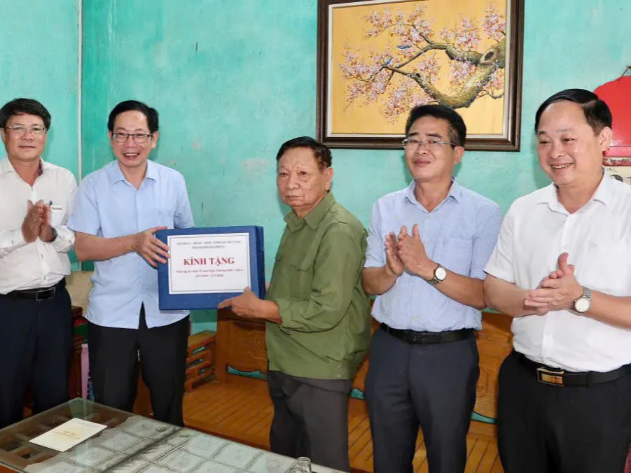 Lãnh đạo TP.Hải Phòng thăm, tặng quà gia đình chính sách, người có công dịp 27/7