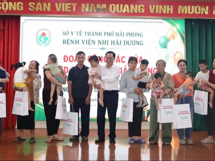 Lãnh đạo TP.Hải Phòng thăm, tặng quà thiếu nhi nhân ngày 1/6