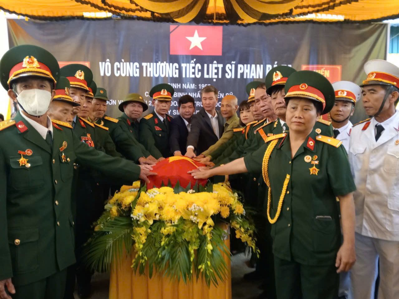 Lào Cai: Đón liệt sĩ Phan Bá Tạ trở về đất mẹ sau 47 năm