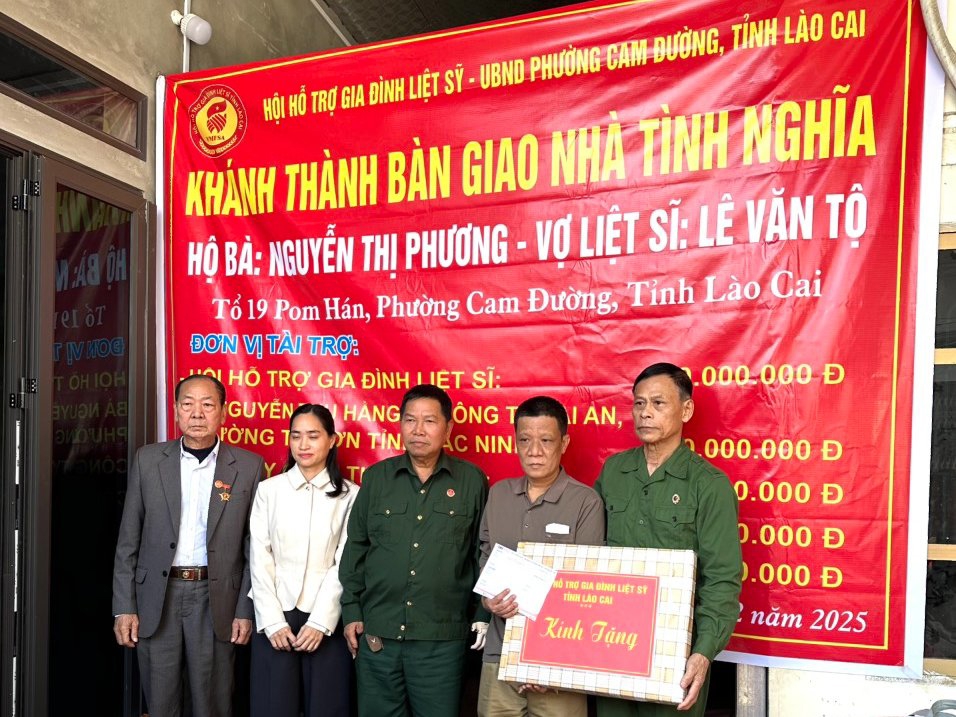 Lào Cai: Khánh thành và bàn giao nhà tình nghĩa cho vợ liệt sĩ tại phường Cam Đường