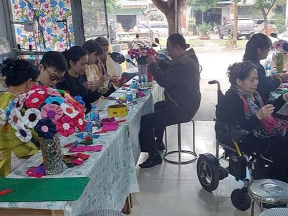 Lớp học làn hoa vải tại Trung tâm dạy nghề Vaide 