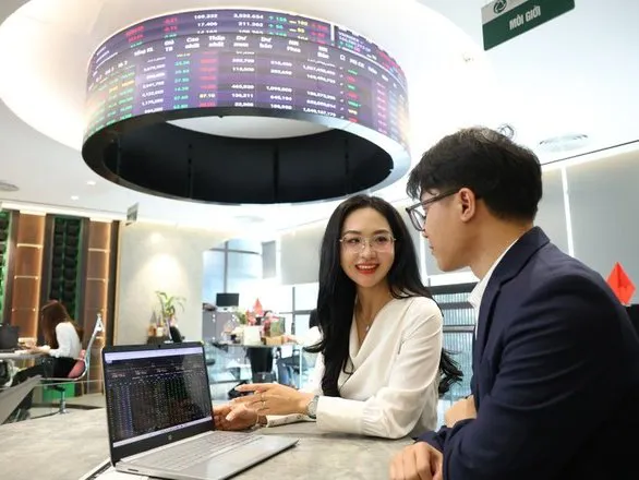 Nghề môi giới chứng khoán gặp khó, thu nhập giảm mạnh