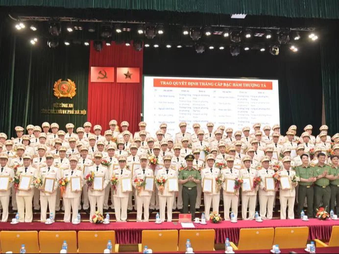 Hà Nội: 146 cán bộ Công an cơ sở được thăng hàm Thượng tá