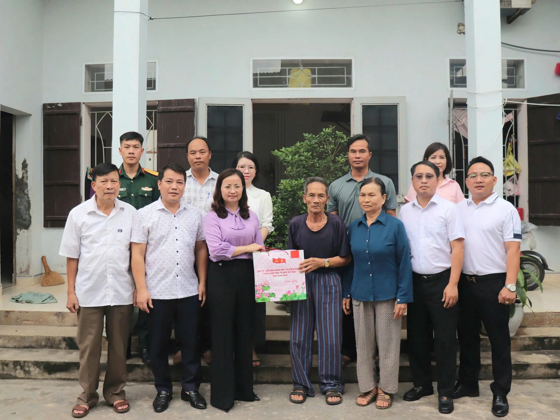 Ninh Bình: Xã Vạn Thắng thăm, tặng quà người có công với cách mạng nhân dịp kỷ niệm 79 năm Ngày Thương binh - Liệt sĩ 