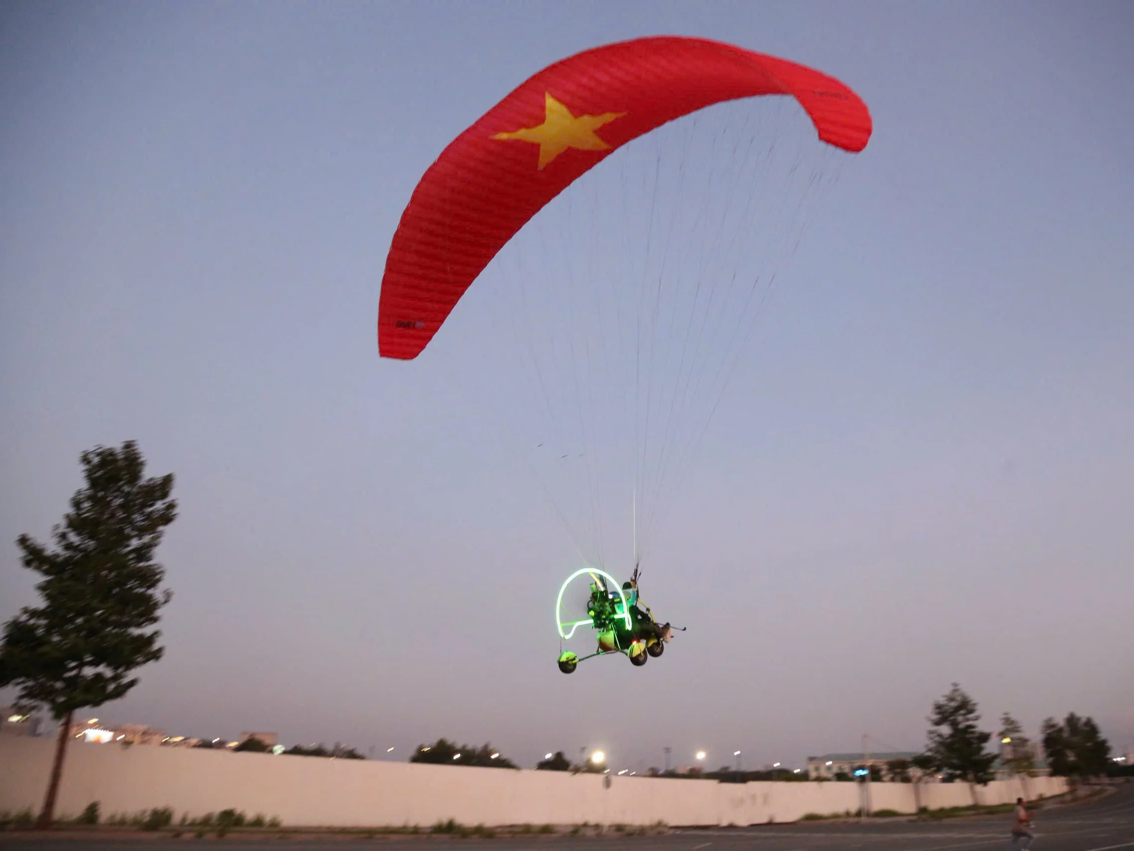 Paramotor: Có một Sài Gòn rất khác dưới cánh dù