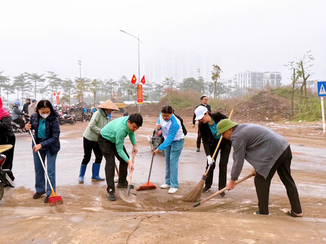Phường Thanh Liệt: Hơn 200 cán bộ, đảng viên và Nhân dân tham gia tổng vệ sinh môi trường