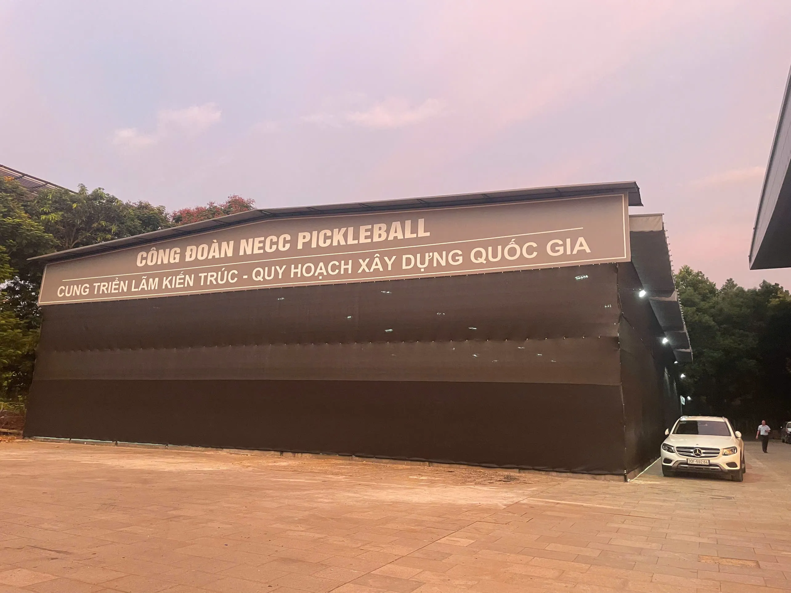 Sân pickleball NECC tại số 3 Đỗ Đức Dục: Dấu hỏi về trách nhiệm quản lý địa phương