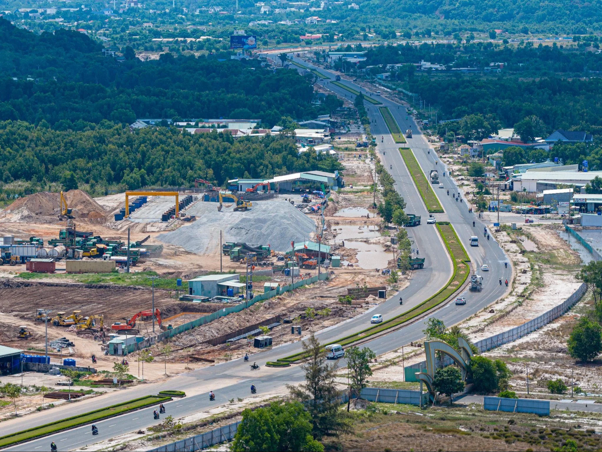 Soi tuyến đường 10 làn xe xuyên đảo đầu tiên của Việt Nam tại Phú Quốc 