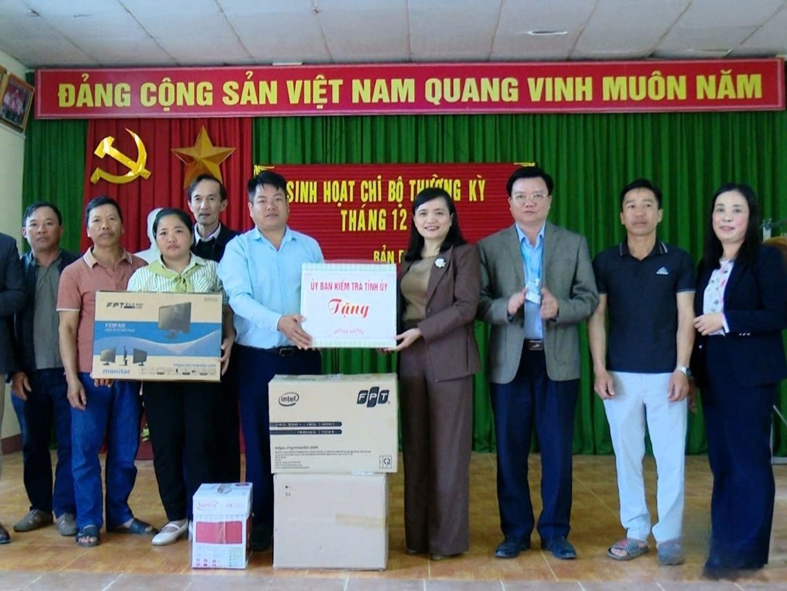 Sơn La: Chủ nhiệm UBKT Tỉnh ủy dự sinh hoạt chi bộ bản Phương Quỳnh