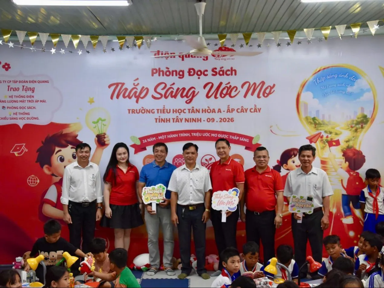 Tập đoàn Điện Quang: Chương trình “Thắp Sáng Ước Mơ” cho học sinh vùng biên giới 