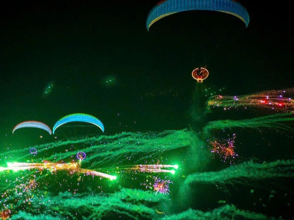 THÀNH PHỐ HỒ CHÍ MINH TRÌNH DIỄN DÙ LƯỢN KẾT HỢP PHÁO HOA TRÊN SÔNG SÀI GÒN