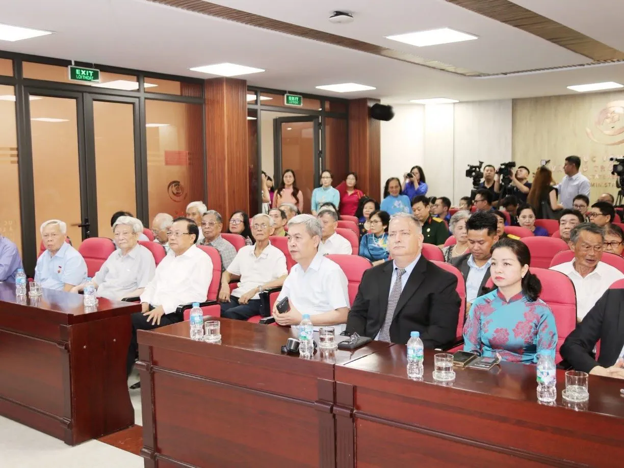 "Thanh xuân gửi lại": Trưng bày tài liệu lưu trữ và kỷ vật của cán bộ đi B