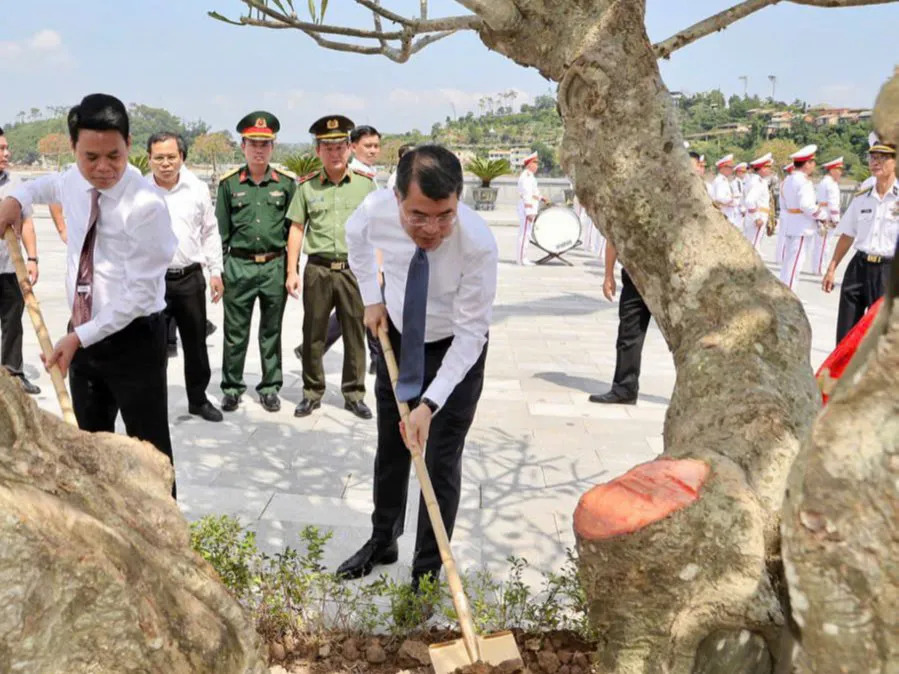 Thủ tướng Chính phủ Lê Minh Hưng dâng hương tại Quần thể di tích bến K15