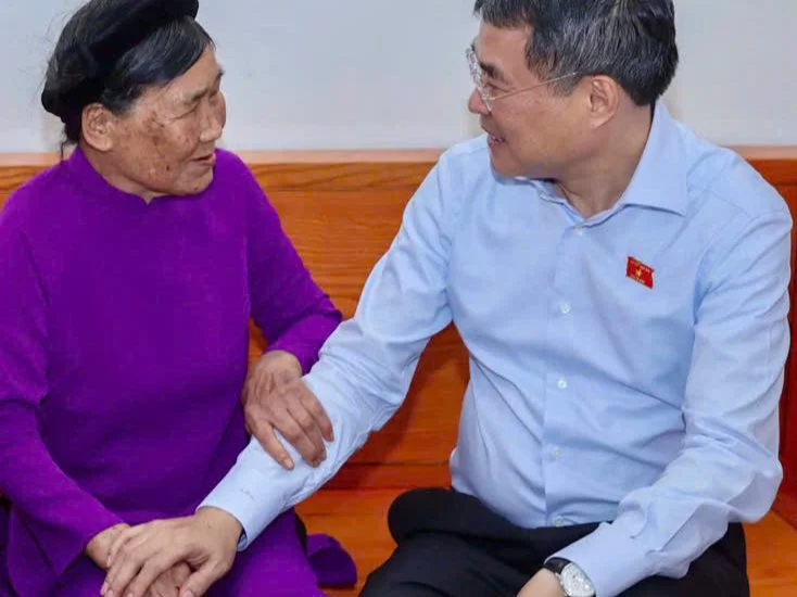 Thủ tướng Chính phủ thăm, tặng quà gia đình chính sách tại Hải Phòng