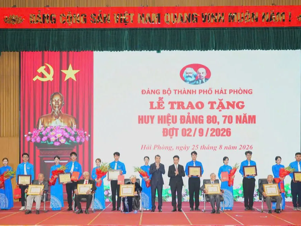 Thủ tướng Chính phủ trao Huy hiệu Đảng cho đảng viên Đảng bộ TP.Hải Phòng