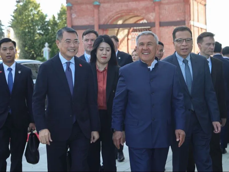 Thủ tướng Lê Minh Hưng gặp Người đứng đầu Cộng hòa Tatarstan (Liên bang Nga)