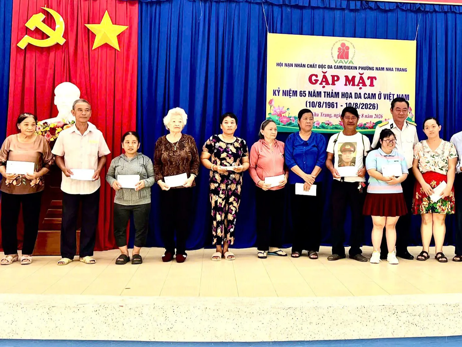 Thương binh Trường Sa tặng quà cho nạn nhân da cam