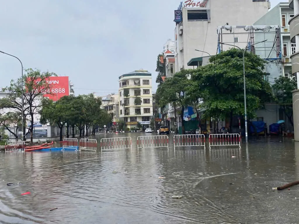 Tỉnh Quảng Ninh chìm trong mưa lớn, nhiều địa phương ngập úng
