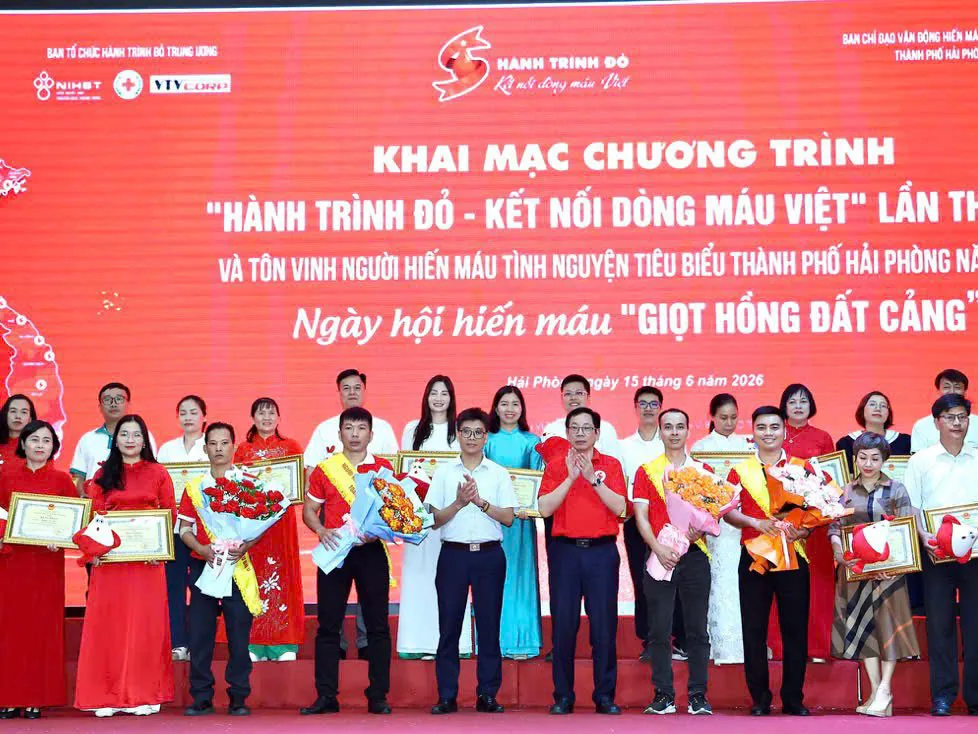 Tôn vinh, tri ân gia đình, cá nhân tiêu biểu phong trào ‘giọt hồng đất Cảng’