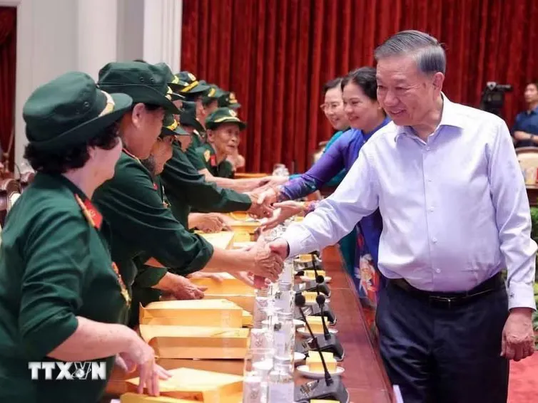 Tổng Bí thư, Chủ tịch nước Tô Lâm gặp mặt Đại đội nữ lái xe Trường Sơn