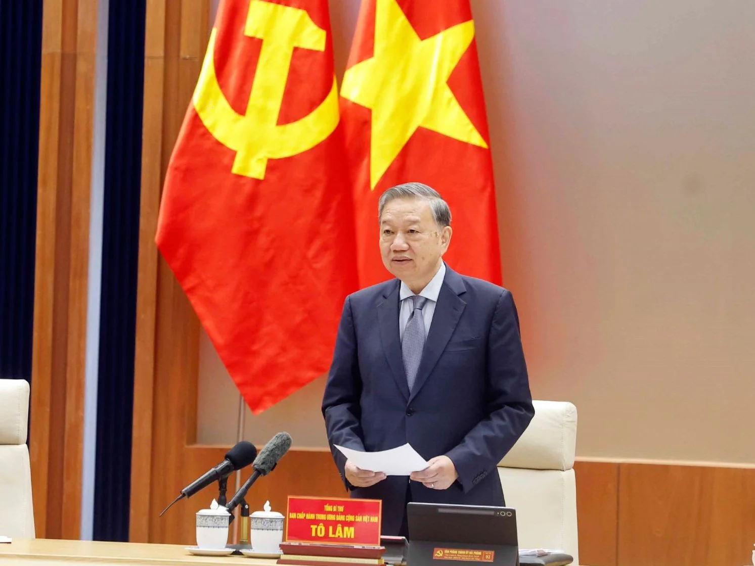 Tổng Bí thư: Xây dựng Hải Phòng thành trung tâm công nghiệp, cảng biển hiện đại