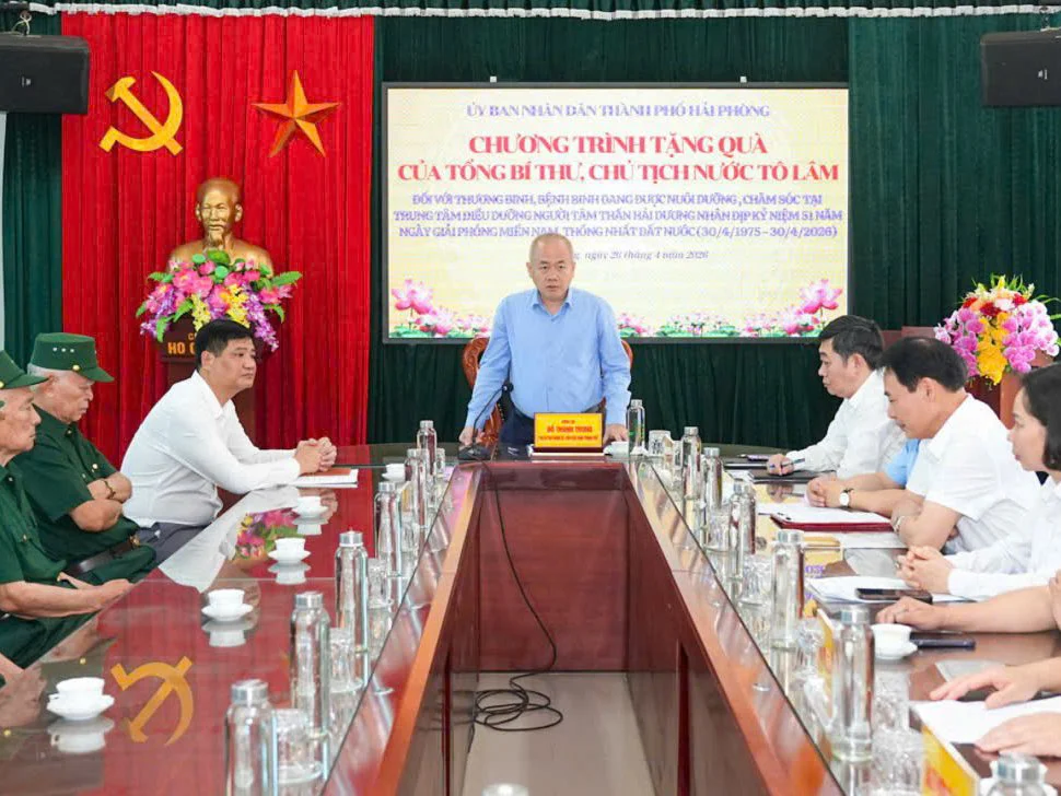 Chủ tịch UBND TP.Hải Phòng thăm, tặng quà người có công dịp 30/4